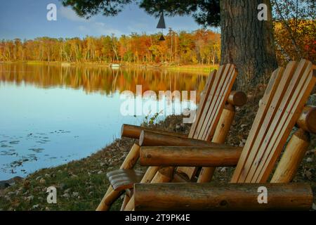 Blick auf die ruhige Seeblitze mit farbenfroher Küste im Chippewa National Forest im Norden von Minnesota, USA Stockfoto