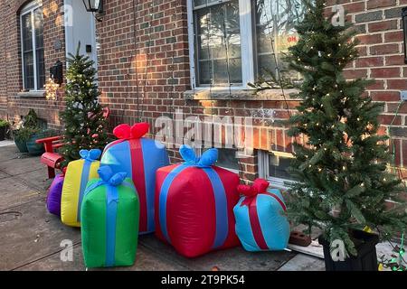 USA. Dezember 2022. Baltimore, MD, USA. Dezember 2022. Aufblasbare Geschenke mit gefälschten Weihnachtsbäumen auf dem Bürgersteig in Baltimore City. Weihnachtsdekoration. Foto: Robyn Stevens Brody/SIPA USA. Quelle: SIPA USA/Alamy Live News Stockfoto