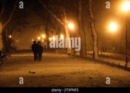 Man sieht Menschen, die in einem starken Schneesturm auf dem Primorsky Boulevard spazieren gehen. Die Wettervorhersage in Odessa geht davon aus, dass der aktuelle Schneefall die schwersten in den letzten fünf Jahren geworden ist und die Skala des Schneesturms von 2009 übertroffen hat, als die Stadt völlig gelähmt war. Nach Angaben der Stadtverwaltung arbeiten 78 Geräte und 249 Mitarbeiter daran, die Folgen von Schlechtwetter zu beseitigen, berichtete der stadtrat. Die Straßen sind mit Vereisungsschutzmaterialien bestreut und gemäß den zugelassenen Strecken von Schneeschwehungen befreit. Stockfoto