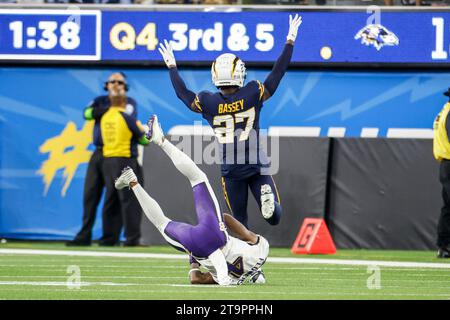 Los Angeles, Kalifornien, USA. November 2023. Los Angeles Chargers Cornerback Essay Bassey #27 feiert nach einem Abfangen gegen die Baltimore Ravens während eines NFL-Fußballspiels im SoFi Stadium, Sonntag, 26. November 2023, in Inglewood, Kalif. (Kreditbild: © Ringo Chiu/ZUMA Press Wire) NUR REDAKTIONELLE VERWENDUNG! Nicht für kommerzielle ZWECKE! Quelle: ZUMA Press, Inc./Alamy Live News Stockfoto