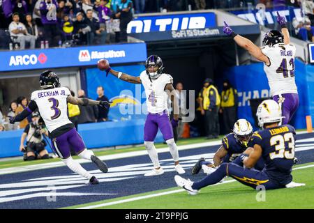 Los Angeles, Kalifornien, USA. November 2023. Baltimore Ravens Wide Receiver Zay Flowers #4 feiert seinen Touchdown gegen die Los Angeles Chargers während eines NFL-Fußballspiels im SoFi Stadium am Sonntag, 26. November 2023, in Inglewood, Kalif. (Kreditbild: © Ringo Chiu/ZUMA Press Wire) NUR REDAKTIONELLE VERWENDUNG! Nicht für kommerzielle ZWECKE! Quelle: ZUMA Press, Inc./Alamy Live News Stockfoto