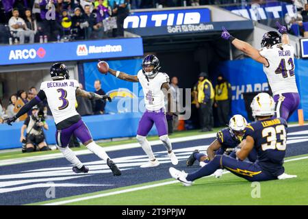 Los Angeles, Kalifornien, USA. November 2023. Baltimore Ravens Wide Receiver Zay Flowers #4 feiert seinen Touchdown gegen die Los Angeles Chargers während eines NFL-Fußballspiels im SoFi Stadium am Sonntag, 26. November 2023, in Inglewood, Kalif. (Kreditbild: © Ringo Chiu/ZUMA Press Wire) NUR REDAKTIONELLE VERWENDUNG! Nicht für kommerzielle ZWECKE! Quelle: ZUMA Press, Inc./Alamy Live News Stockfoto