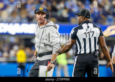 Los Angeles, Kalifornien, USA. November 2023. Los Angeles Chargers Head Coach Brandon Staley schreit einen Schiedsrichter während eines Fußballspiels der NFL gegen die Baltimore Ravens im SoFi Stadium, Sonntag, den 26. November 2023, in Inglewood an. Kalif. (Kreditbild: © Ringo Chiu/ZUMA Press Wire) NUR REDAKTIONELLE VERWENDUNG! Nicht für kommerzielle ZWECKE! Quelle: ZUMA Press, Inc./Alamy Live News Stockfoto