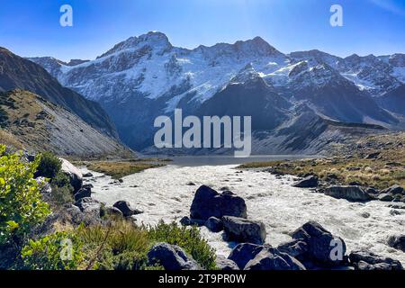 Die Hängebrücke über den überfluteten Hooker River im Tal am Fuße des Aoraki Mt Cook Stockfoto