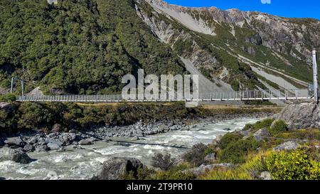 Die Hängebrücke über den überfluteten Hooker River im Tal am Fuße des Aoraki Mt Cook Stockfoto