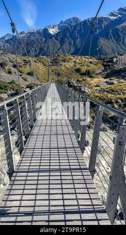 Die Hängebrücke über den überfluteten Hooker River im Tal am Fuße des Aoraki Mt Cook Stockfoto