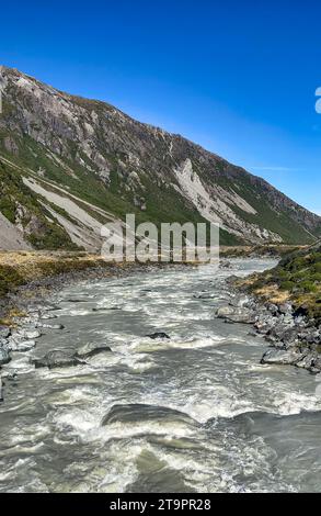 Die Hängebrücke über den überfluteten Hooker River im Tal am Fuße des Aoraki Mt Cook Stockfoto
