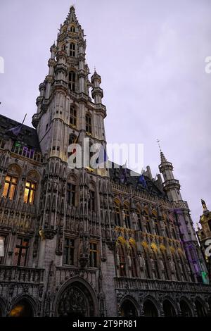 Vertikale Nahaufnahme des Turms des Brüsseler Rathauses am Großen Marktplatz am frühen Morgen Stockfoto