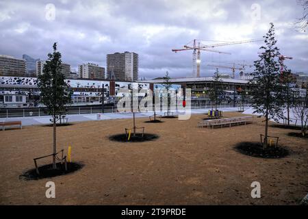 Weitwinkelaufnahme der Renovierungsarbeiten im Brüsseler Hafen, mit großer Graffitikmalerei im Hintergrund des Kanals Stockfoto