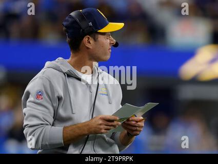 Inglewood, Kalifornien, USA. November 2023. Brandon Staley, Cheftrainer der Los Angeles Chargers, während des NFL-Fußballspiels zwischen den Los Angeles Chargers und den Baltimore Ravens in Inglewood, Kalifornien. Obligatorischer Fotokredit: Charles Baus/CSM/Alamy Live News Stockfoto