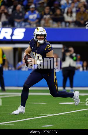 Inglewood, Kalifornien, USA. November 2023. Justin Herbert (10), Quarterback der Los Angeles Chargers, trägt den Ball während des NFL-Fußballspiels zwischen den Los Angeles Chargers und den Baltimore Ravens in Inglewood, Kalifornien. Obligatorischer Fotokredit: Charles Baus/CSM/Alamy Live News Stockfoto