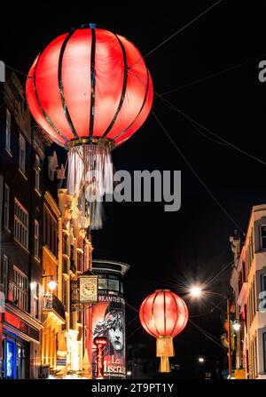 London, Vereinigtes Königreich - 28. Dezember 2014: Laternen in Chinatown bei Nacht. Kopierraum in schwarzem Himmel. Stockfoto