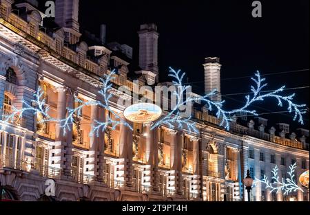 London, Vereinigtes Königreich - 28. Dezember 2014: London Cristmas Lichterdekoration in der Regent Street. Stockfoto