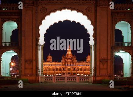 Nachtansicht auf das Vordertor des Mysore Palace in Mysuru, Karnataka, Indien Stockfoto