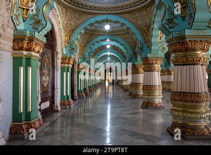 Wunderschön dekorierte Innendecke und Säulen der Durbar oder des Audienzsaals im königlichen Mysore Palace. Eine sehr berühmte Touristenattraktion. Stockfoto