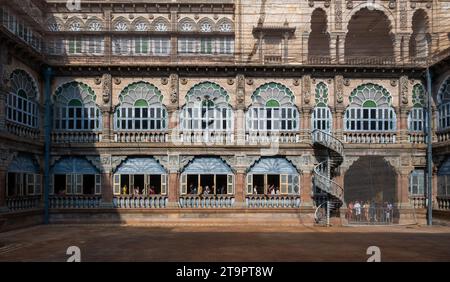 Ein Innenhof des Mysore Palace während des Tages. Mysore, Karnataka, Indien. Stockfoto