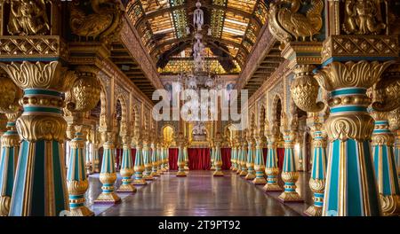 Wunderschön dekorierte Innendecke und Säulen der Durbar oder des Audienzsaals im königlichen Mysore Palace. Eine sehr berühmte Touristenattraktion. Stockfoto