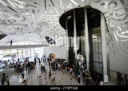 Die Haupthalle des Museums der Zukunft im Finanzviertel in Dubai, VAE. Stockfoto