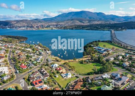 Aus der Vogelperspektive auf den Derwent River, Mt. Wellington, Hobart, Tasmanien, Australien Stockfoto