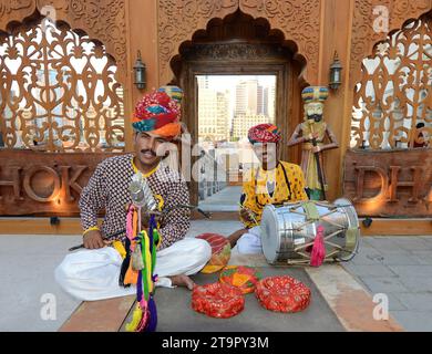 Rajasthani-Musiker spielen traditionelle Rajasthani-Musik vor dem indischen Restaurant Chokhi Dhani im Old Village in Old Dubai, VAE. Stockfoto