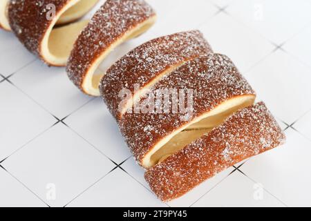 Nahaufnahme von „Kurtoskalacs“, einem Spießkuchen mit Zucker aus Ungarn und Rumänien aus süßen Hefeteig-Streifen Stockfoto