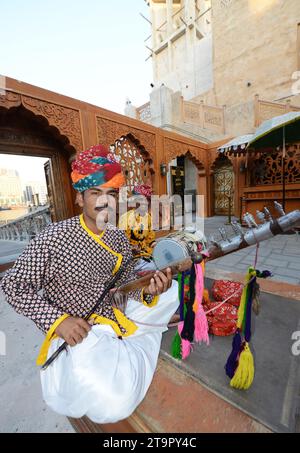 Rajasthani-Musiker spielen traditionelle Rajasthani-Musik vor dem indischen Restaurant Chokhi Dhani im Old Village in Old Dubai, VAE. Stockfoto