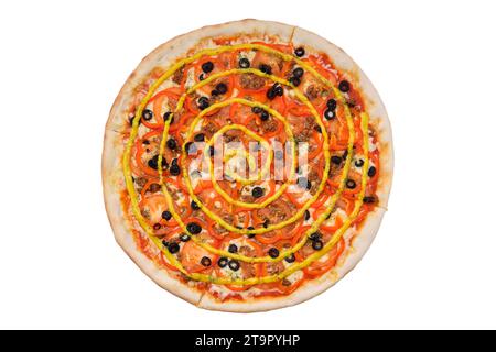 Blick von oben auf Pizza mit Hackfleisch, Paprika und Senfsauce isoliert auf weiß Stockfoto