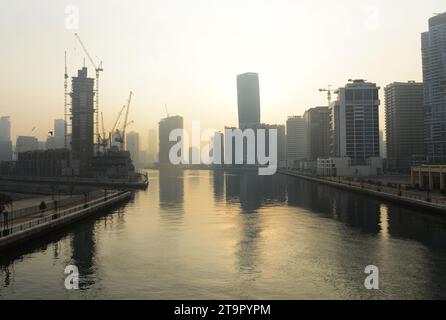 Blick auf die sich verändernde Skyline im Bereich der Business Bay entlang des Dubai Canal in Dubai, Vereinigte Arabische Emirate. Stockfoto