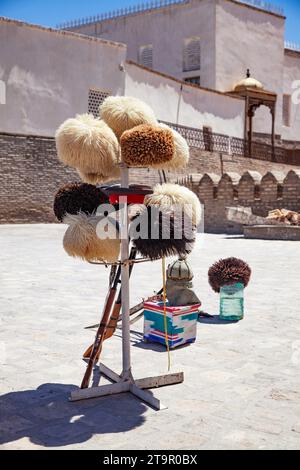 Usbekische traditionelle Kleidung wie Totenkopfmützen und Pelzmützen und andere farbenfrohe Souvenirs, Taschkent, Usbekistan. Stockfoto