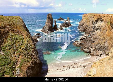 Ein Blick aus der Vogelperspektive auf die dramatische Klippe Les Aiguilles de Port-Coton in Frankreich. Stockfoto