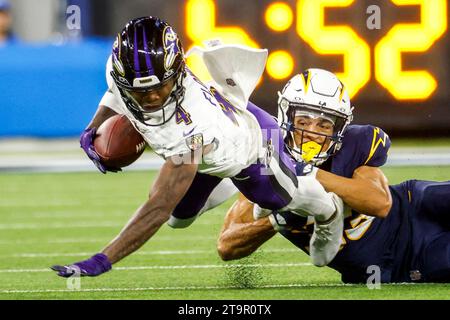 Los Angeles, Kalifornien, USA. November 2023. Der Baltimore Ravens Wide Receiver ZAY FLOWERS, links, wird von DEANE LEONARD der Los Angeles Chargers während eines NFL-Fußballspiels im SoFi Stadium in Inglewood, Kalifornien, angegriffen. (Kreditbild: © Ringo Chiu/ZUMA Press Wire) NUR REDAKTIONELLE VERWENDUNG! Nicht für kommerzielle ZWECKE! Quelle: ZUMA Press, Inc./Alamy Live News Stockfoto