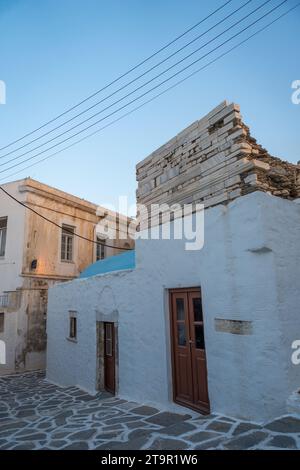 Eine malerische Landschaft mit einer Ansammlung traditioneller weißer Gebäude Stockfoto