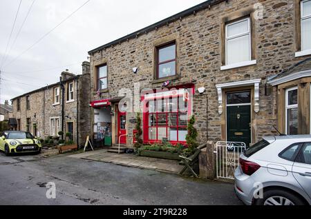 Long Preston Post Office & Stores ist ein kleines Familienunternehmen im malerischen Dorf Long Preston. Stockfoto