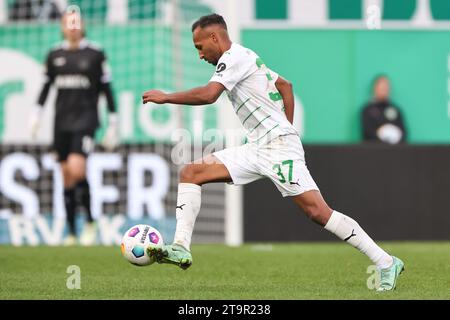 26. November 2023, Bayern, Fürth: Fußball: Bundesliga 2, SpVgg Greuther Fürth - SV Wehen Wiesbaden, Spieltag 14 im Sportpark Ronhof Thomas Sommer. Julian Green aus Fürth spielt den Ball. Foto: Daniel Karmann/dpa - WICHTIGER HINWEIS: Gemäß den Vorschriften der DFL Deutschen Fußball-Liga und des DFB Deutschen Fußball-Bundes ist es verboten, im Stadion und/oder des Spiels aufgenommene Fotografien in Form von sequenziellen Bildern und/oder videoähnlichen Fotoserien zu verwenden oder zu nutzen. Stockfoto