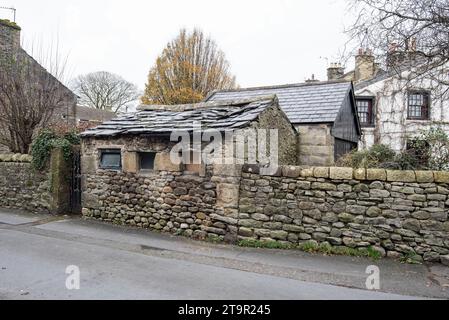 Altes Steingebäude in Long Preston gegenüber dem Postamt und Store von Long Preston. Stockfoto