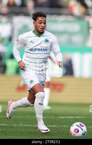 26. November 2023, Bayern, Fürth: Fußball: Bundesliga 2, SpVgg Greuther Fürth - SV Wehen Wiesbaden, Spieltag 14 im Sportpark Ronhof Thomas Sommer. Fürths Armindo Sieb spielt den Ball. Foto: Daniel Karmann/dpa - WICHTIGER HINWEIS: Gemäß den Vorschriften der DFL Deutschen Fußball-Liga und des DFB Deutschen Fußball-Bundes ist es verboten, im Stadion und/oder des Spiels aufgenommene Fotografien in Form von sequenziellen Bildern und/oder videoähnlichen Fotoserien zu verwenden oder zu nutzen. Stockfoto