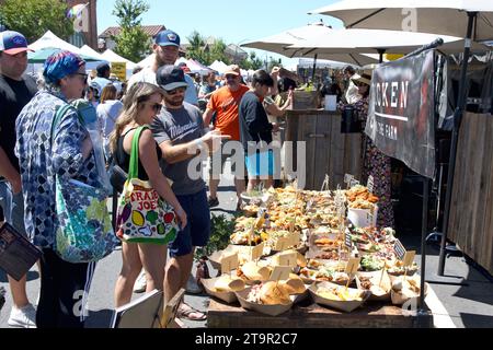 Alameda, CA - 30. Juli 2023: Teilnehmer des jährlichen Kunst- und Weinfestivals, über 250 Handwerker, Festivalgerichte, lokale Premiumweine und Craft-Biere, Stockfoto