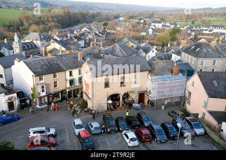 Blick auf den Marktplatz von Hay-on-Wye und den Parkplatz vom Hay Castle in Christimas während des Hay Winter Festival Buchfestivals in Wales, Großbritannien KATHY DEWITT Stockfoto