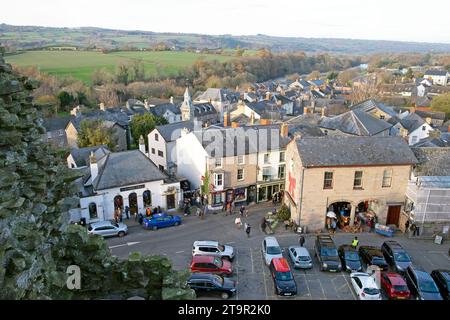 Blick auf den Hay Winter Festival Buchparkplatz von Hay-on-Wye vom Hay Castle in Christimas während des Hay Winter Festival Buchfestivals in Wales, Großbritannien KATHY DEWITT Stockfoto