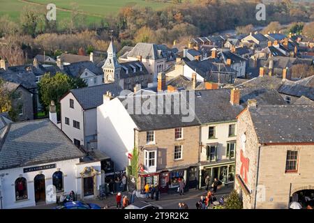 Blick über die Gebäude von Hay Castle in walisischer Buchstadt Hay-on-Wye während des Hay Winter Festivals in Wales, Großbritannien KATHY DEWITT Stockfoto
