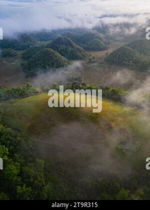 Ein Blick aus der Vogelperspektive auf Chocolate Hills, Bohol Island, Philippinen bei Sonnenuntergang Stockfoto