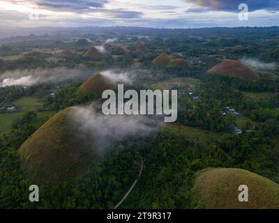 Ein Blick aus der Vogelperspektive auf Chocolate Hills, Bohol Island, Philippinen bei Sonnenuntergang Stockfoto