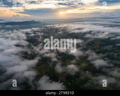 Ein Blick aus der Vogelperspektive auf Chocolate Hills, Bohol Island, Philippinen bei Sonnenuntergang Stockfoto