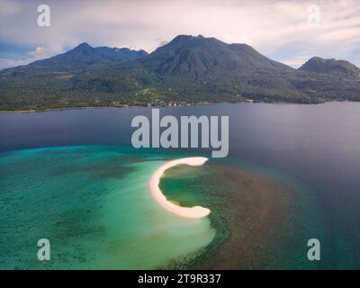 Ein Blick aus der Vogelperspektive auf die weiße Insel Sandbank, Camiguin, Philippinen Stockfoto