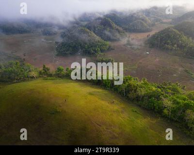 Ein Blick aus der Vogelperspektive auf Chocolate Hills, Bohol Island, Philippinen bei Sonnenuntergang Stockfoto