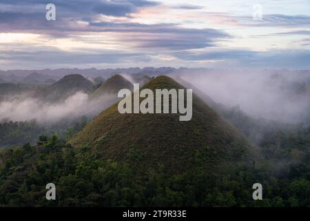 Ein Blick aus der Vogelperspektive auf Chocolate Hills, Bohol Island, Philippinen bei Sonnenuntergang Stockfoto