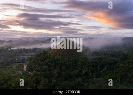 Ein Blick aus der Vogelperspektive auf Chocolate Hills, Bohol Island, Philippinen bei Sonnenuntergang Stockfoto