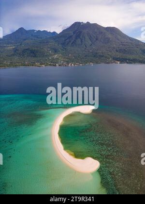 Ein Blick aus der Vogelperspektive auf die weiße Insel Sandbank, Camiguin, Philippinen Stockfoto