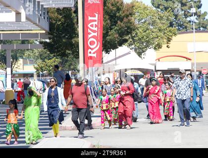 Fremont, KALIFORNIEN - 19. August 2023: Teilnehmer am FOG Festival, Festival of the Globe, früher bekannt als Festival of India. Darsteller gehen zum Th Stockfoto