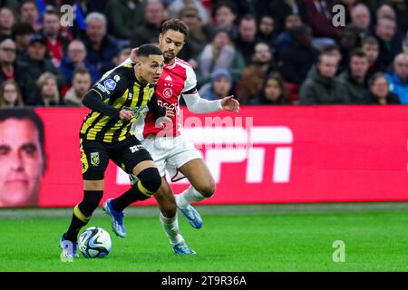 AMSTERDAM, NIEDERLANDE - 25. NOVEMBER: Amine Boutrah (Vitesse Arnhem) und Devyne Rensch (AFC AJAX) kämpfen um den Ball während des Eredivisie-Spiels Stockfoto